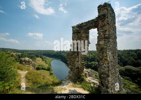 Rovine del castello di Gubkiv (Hubkiv) su un fiume Sluch colline in estate vicino al villaggio di Gubkiv, regione di Rivne, Ucraina. Destinazioni di viaggio in Ucraina Foto Stock