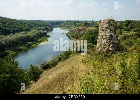 Rovine del castello di Gubkiv (Hubkiv) su un fiume Sluch colline in estate vicino al villaggio di Gubkiv, regione di Rivne, Ucraina. Destinazioni di viaggio in Ucraina Foto Stock