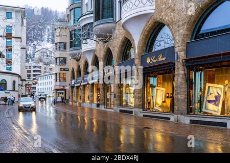 Saint Moritz, Svizzera - 20 dicembre 2019 - Vista di splendidi edifici architettonici lungo una strada principale a Saint Moritz, Svizzera, su uno snowi freddo Foto Stock