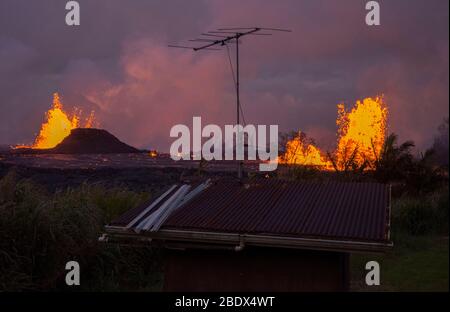 La lava erutta da due fessure nel quartiere di Leilani Estates, 23 maggio 2018. Foto Stock