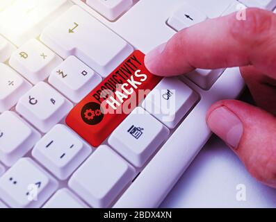 La scrittura della nota mostra la produttività Hacks. Il concetto di business per i trucchi che puoi fare molto di più per lo stesso ammontare di tempo Foto Stock