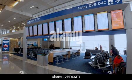 Partenze Gates all'Aeroporto di Dallas Fort Worth - DALLAS, STATI UNITI - 20 GIUGNO 2019 Foto Stock