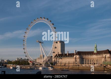 Ruota panoramica rotante London Eye (ruota Millenium), la passeggiata della Regina, Bishop's, Londra SE1 7PB progettato da Marks Barfield Architects Mace Construction Foto Stock
