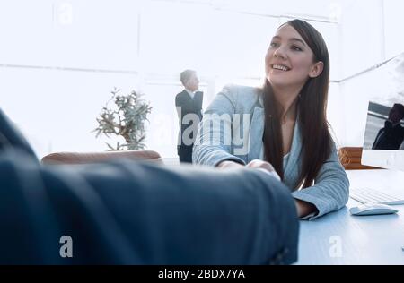 La gente di affari stringono le mani gli uni con gli altri. Foto Stock