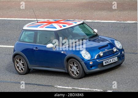 2004 blu Union Jack Roof Blue Mini Cooper S; veicoli in movimento per il traffico veicolare, guida, veicoli su strade del Regno Unito, motori, automobilismo sull'autostrada M6 Foto Stock