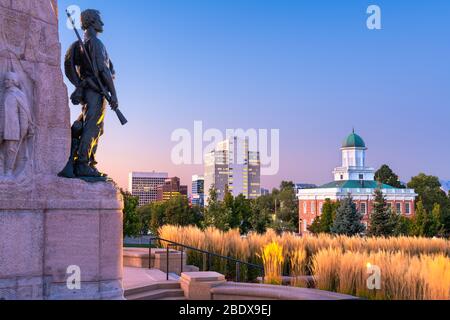 SALT LAKE CITY, UTAH - Dawn con il Mormon Batttalion Monument costruito nel 1927 dai terreni del campidoglio dello stato. Foto Stock