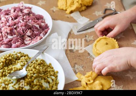 Preparare "panades" di cibo tradizionale di Maiorca Foto Stock