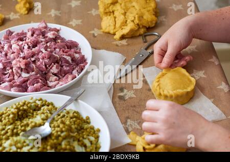 Preparare "panades" di cibo tradizionale di Maiorca Foto Stock