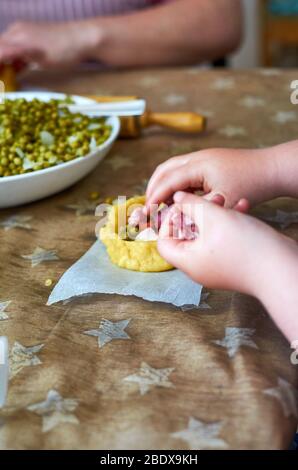 Preparare "panades" di cibo tradizionale di Maiorca Foto Stock