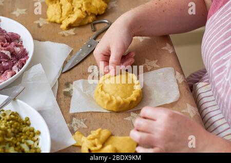 Preparare "panades" di cibo tradizionale di Maiorca Foto Stock