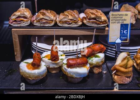 Pinchos con uova e salsicce nel bar tapas della città costiera di San Sebastian, situato nella Comunità autonoma basca, Spagna Foto Stock