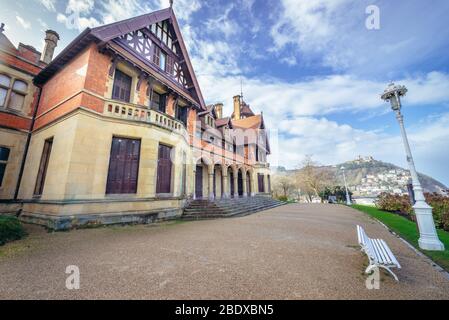 Palazzo Miramar del 19th secolo sulla Baia di la Concha a San Sebastian città costiera situata nella Comunità Autonoma Basca, Spagna Foto Stock