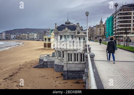 Edificio sulla spiaggia la Concha sul Mar Cantabrico a San Sebastian città costiera situata nella Comunità Autonoma Basca, Spagna Foto Stock