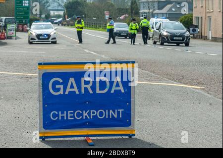 Ballinascarthy, West Cork, Irlanda. 10 aprile 2020. Un checkpoint del Garda è stato posto sulla N71 a Ballinascarthy questo pomeriggio per garantire che gli automobilisti effettuassero solo viaggi essenziali in conformità con le norme del governo Covid-19. Anche se la N71 era tranquilla, alcune auto sono state riportate sulle istruzioni del Garda. Credit: Andy Gibson/Alamy Live News Foto Stock