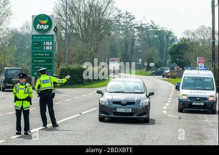 Ballinascarthy, West Cork, Irlanda. 10 aprile 2020. Un checkpoint del Garda è stato posto sulla N71 a Ballinascarthy questo pomeriggio per garantire che gli automobilisti effettuassero solo viaggi essenziali in conformità con le norme del governo Covid-19. Anche se la N71 era tranquilla, alcune auto sono state riportate sulle istruzioni del Garda. Credit: Andy Gibson/Alamy Live News Foto Stock