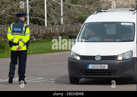 Ballinascarthy, West Cork, Irlanda. 10 aprile 2020. Un checkpoint del Garda è stato posto sulla N71 a Ballinascarthy questo pomeriggio per garantire che gli automobilisti effettuassero solo viaggi essenziali in conformità con le norme del governo Covid-19. Anche se la N71 era tranquilla, alcune auto sono state riportate sulle istruzioni del Garda. Credit: Andy Gibson/Alamy Live News Foto Stock