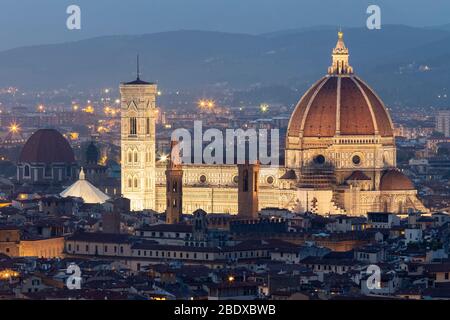 Cattedrale di Santa Maria del Fiore (Duomo) vista da Piazzale Michelangelo al crepuscolo, Firenze Foto Stock