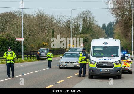 Ballinascarthy, West Cork, Irlanda. 10 aprile 2020. Un checkpoint del Garda è stato posto sulla N71 a Ballinascarthy questo pomeriggio per garantire che gli automobilisti effettuassero solo viaggi essenziali in conformità con le norme del governo Covid-19. Anche se la N71 era tranquilla, alcune auto sono state riportate sulle istruzioni del Garda. Credit: Andy Gibson/Alamy Live News Foto Stock