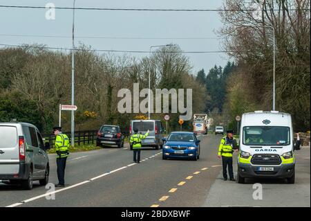 Ballinascarthy, West Cork, Irlanda. 10 aprile 2020. Un checkpoint del Garda è stato posto sulla N71 a Ballinascarthy questo pomeriggio per garantire che gli automobilisti effettuassero solo viaggi essenziali in conformità con le norme del governo Covid-19. Anche se la N71 era tranquilla, alcune auto sono state riportate sulle istruzioni del Garda. Credit: Andy Gibson/Alamy Live News Foto Stock