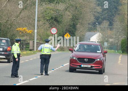 Ballinascarthy, West Cork, Irlanda. 10 aprile 2020. Un checkpoint del Garda è stato posto sulla N71 a Ballinascarthy questo pomeriggio per garantire che gli automobilisti effettuassero solo viaggi essenziali in conformità con le norme del governo Covid-19. Anche se la N71 era tranquilla, alcune auto sono state riportate sulle istruzioni del Garda. Credit: Andy Gibson/Alamy Live News Foto Stock