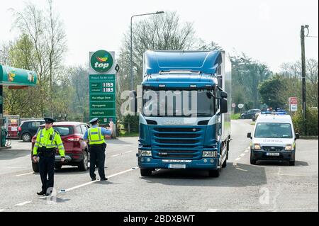 Ballinascarthy, West Cork, Irlanda. 10 aprile 2020. Un checkpoint del Garda è stato posto sulla N71 a Ballinascarthy questo pomeriggio per garantire che gli automobilisti effettuassero solo viaggi essenziali in conformità con le norme del governo Covid-19. Anche se la N71 era tranquilla, alcune auto sono state riportate sulle istruzioni del Garda. Credit: Andy Gibson/Alamy Live News Foto Stock