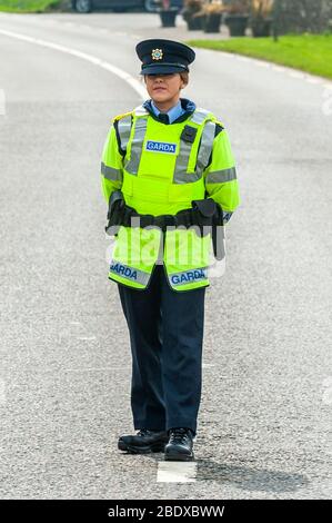 Ballinascarthy, West Cork, Irlanda. 10 aprile 2020. Un checkpoint del Garda è stato posto sulla N71 a Ballinascarthy questo pomeriggio per garantire che gli automobilisti effettuassero solo viaggi essenziali in conformità con le norme del governo Covid-19. Anche se la N71 era tranquilla, alcune auto sono state riportate sulle istruzioni del Garda. Il probaioner Garda Nicola Burke, che è stato tracciato in fretta attraverso il Garda College, era in servizio al checkpoint. Credit: AG News/Alamy Live News Foto Stock