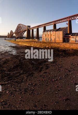 Il Forth Rail Bridge che attraversa il Firth of Forth al tramonto, Edimburgo, Scozia. Foto Stock