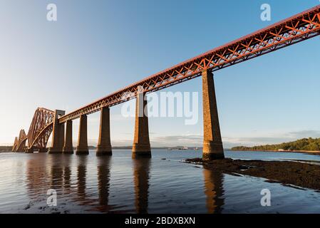 Il Forth Rail Bridge che attraversa il Firth of Forth al tramonto, Edimburgo, Scozia. Foto Stock