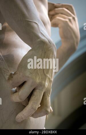 Dettaglio delle mani del David di Michelangelo alla Galleria dell'Accademia, Firenze, Italia Foto Stock