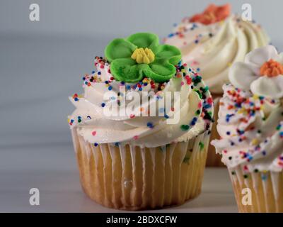 Macarons o amaretti dessert dolce bello mangiare. cioccolato e limone  Dessert su un bianco tavolo in legno.gustoso piatto da dessert di laici e  di narcisi e dimenticare-me-non fiori Foto stock - Alamy