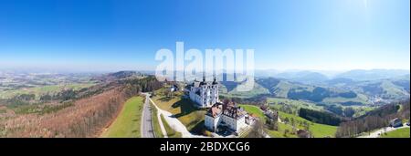 Basilica di Sonntagberg nella bassa Austria. Veduta aerea del famoso centro di pellegrinaggio cattolico di Mostviertel. Foto Stock