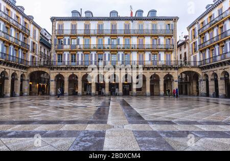 Edifici sulla piazza Constitucion a San Sebastian città costiera situata nella Comunità autonoma basca, Spagna Foto Stock