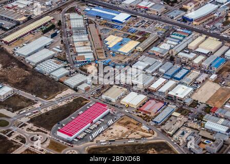 Parco industriale Las Monjas da Torrejon de Ardoz città visto dall'aereo durante il decollo da Adolfo Suarez Madrid-Barajas aeroporto, Madrid in Spagna Foto Stock