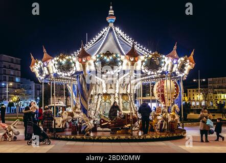 Carousel nel Parco di Amestoy nel porto marittimo di Castro Urdiales nella regione della Cantabria in Spagna Foto Stock