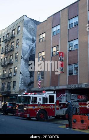 New York City, NY - 08 marzo 2017: Uomo non identificato in piedi su un posto dei vigili del fuoco su una strada di New York City, NY Foto Stock