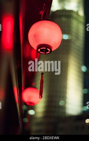 Lanterne rosse cinesi sullo sfondo di un grattacielo, Singapore Foto Stock