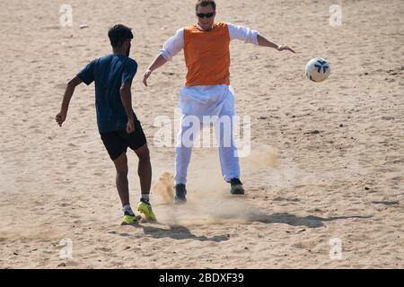 L'immagine del Tourist che gioca a calcio a Pushkar Fair, Ajmer, Rajasthan, India, asia Foto Stock