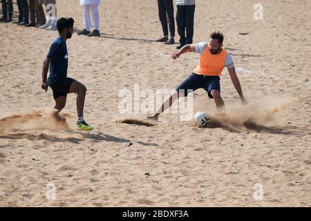 L'immagine del Tourist che gioca a calcio a Pushkar Fair, Ajmer, Rajasthan, India, asia Foto Stock