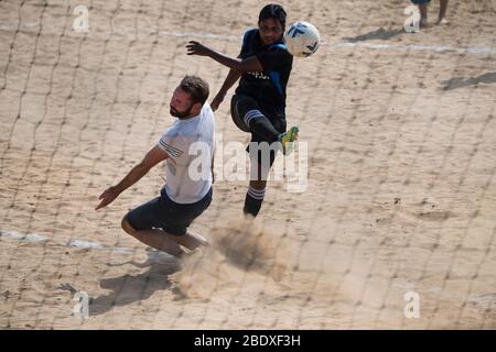 L'immagine del Tourist che gioca a calcio a Pushkar Fair, Ajmer, Rajasthan, India, asia Foto Stock