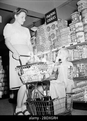 Negozio di alimentari, Shopping, 1942 Foto Stock