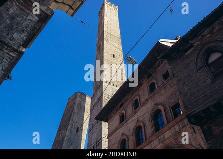 Famose due Torri di Bologna, capitale e città più grande della regione Emilia Romagna del Nord Italia, vista da Piazza della Mercanzia Foto Stock