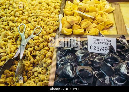 Tortelloni in vendita sul mercato alimentare di mezzo a Bologna, capitale e città più grande dell'Emilia Romagna nel Nord Italia Foto Stock