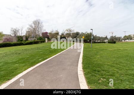 Bici vuota e percorsi pedonali, all'interno di una posizione che è solitamente affollata, il Corona Crisis 30-03-2020 Sacher Park, Gerusalemme, Israele. Foto Stock