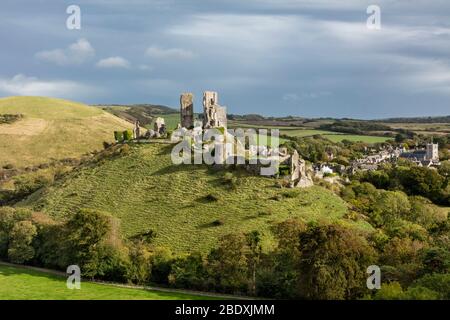 Serata sul Castello di Corfe (costruito 11 ° secolo da Guglielmo il Conquistatore), Castello di Corfe, Dorset, Inghilterra, Regno Unito Foto Stock