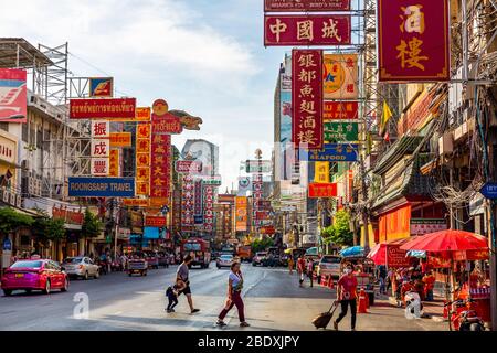 Mercato di chinatown di strada trafficata a Bangkok, Thailandia. Foto Stock