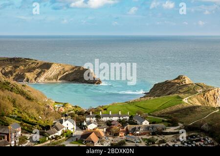 Lulworth Cove e villaggio di West Lulworth lungo la Jurassic Coast, Dorset, Inghilterra, Regno Unito Foto Stock