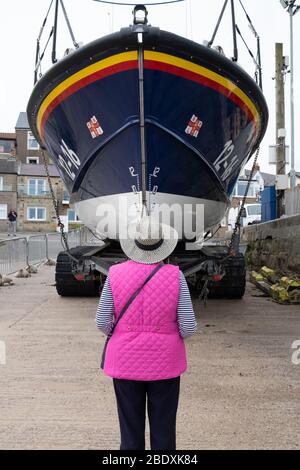 RNLI Lifeboat Grace Darling numero 12-16 al Seahouses Harbour; Northumberland; Inghilterra Foto Stock