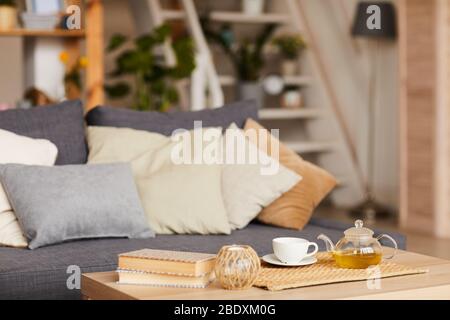 Immagine del soggiorno domestico con tavolo e tazza di tè su di esso Foto Stock