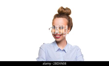 Primo piano ritratto di una donna felice in occhiali. Concetto di vista. Foto isolata su sfondo bianco. Foto Stock