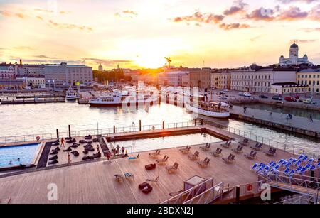 Piscina di Allas, Piazza del mercato, Palazzo Presidenziale e Cattedrale di Helsinki al tramonto. Finlandia Foto Stock